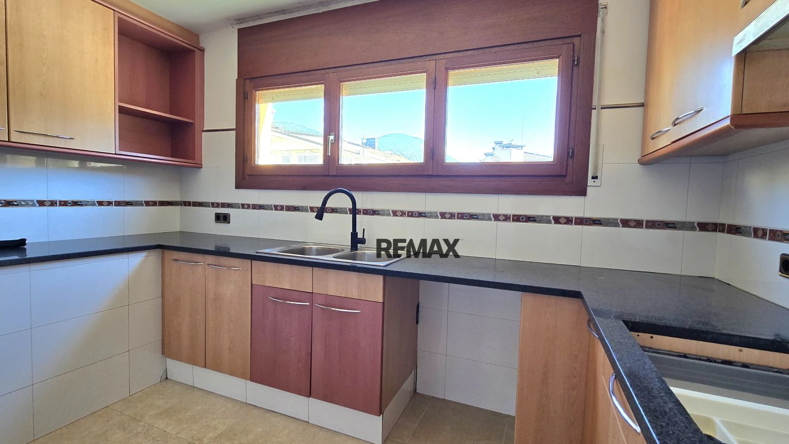 Casa pareada en Olot con 3 habitaciones, garaje y jardín