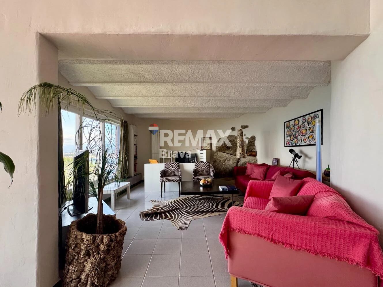 Fantastica villa en Roses con vistas al mar y Castillo de la Trinidad, piscina privada y garaje.