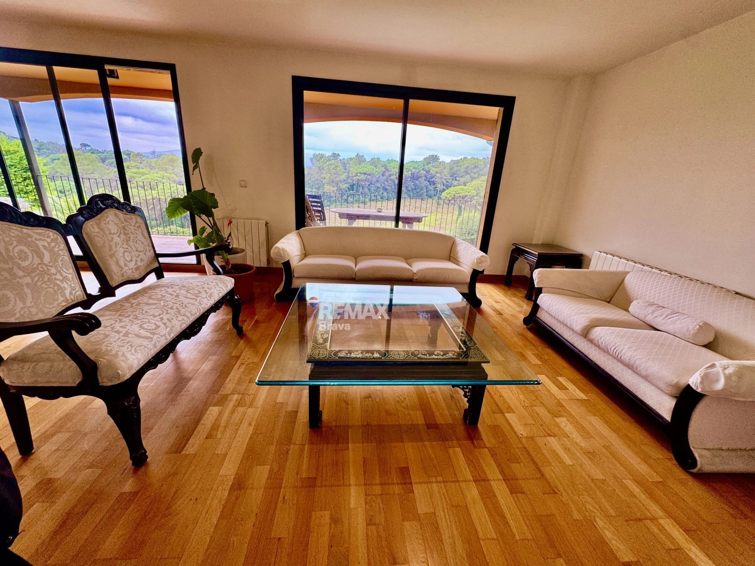 Exclusiva villa con piscina y vistas al golf a 15 minutos de Girona