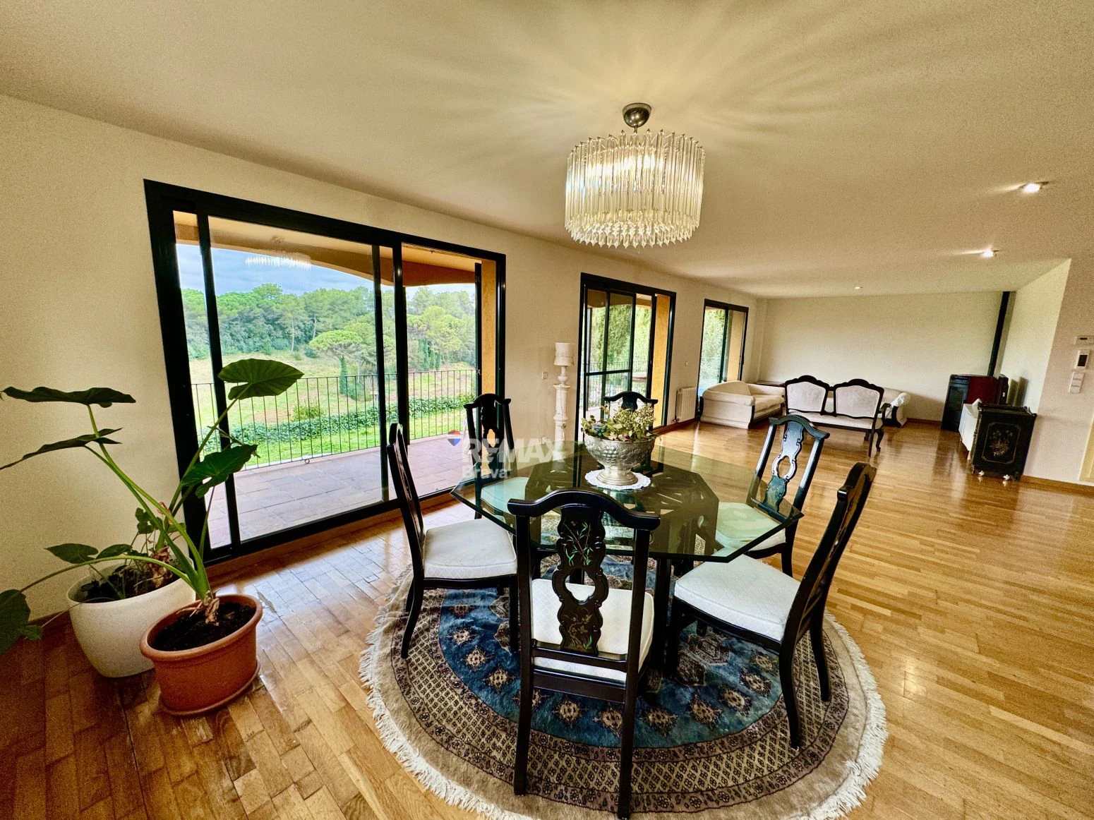 Exclusiva villa con piscina y vistas al golf a 15 minutos de Girona