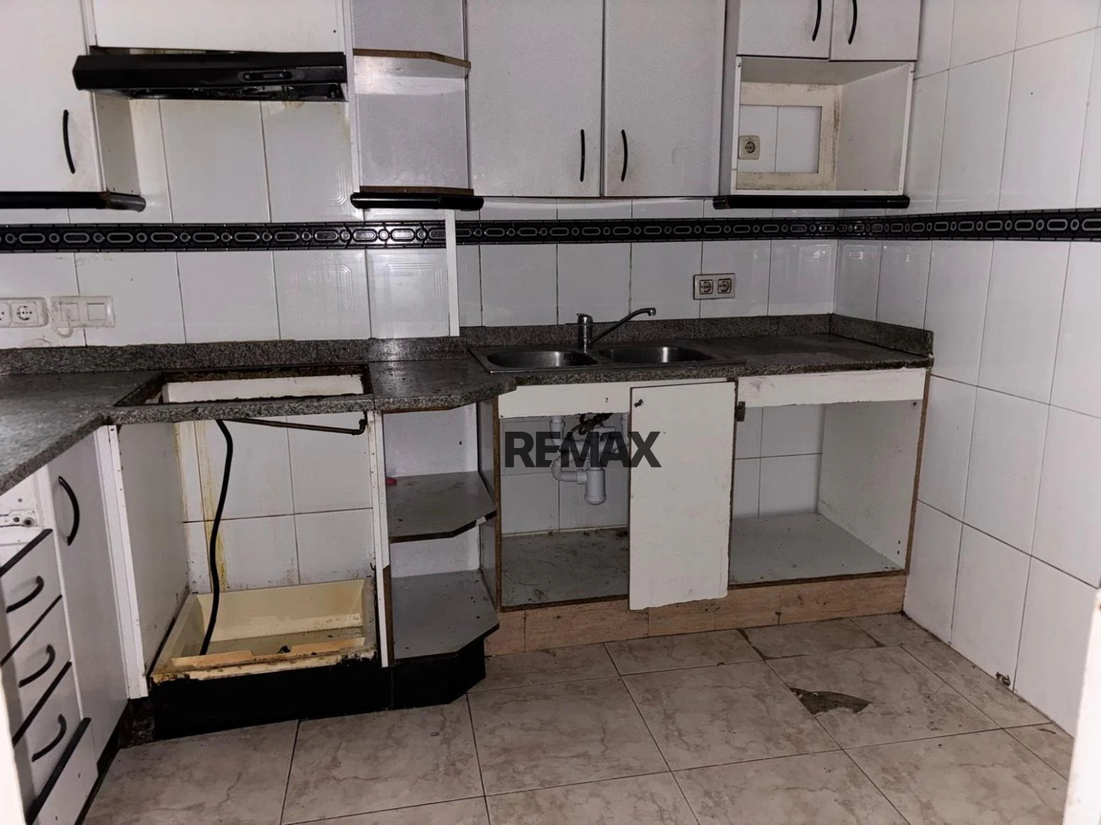 Amplio piso de 4 habitaciones para reformar en Sant Narcís, Girona