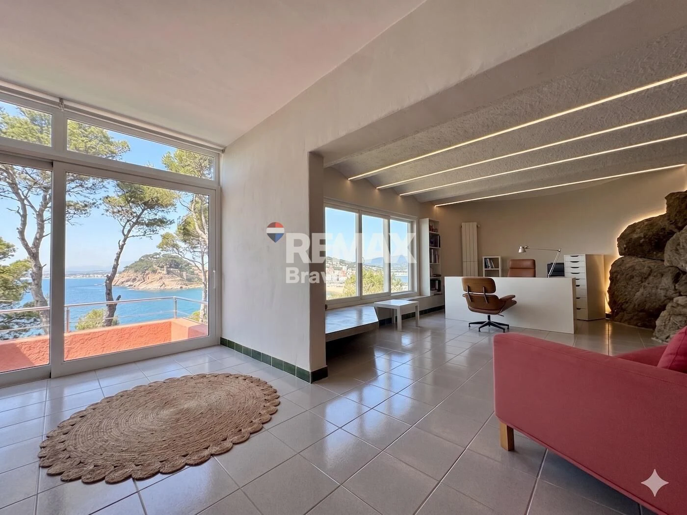 Fantastica villa en Roses con vistas al mar y Castillo de la Trinidad, piscina privada y garaje.
