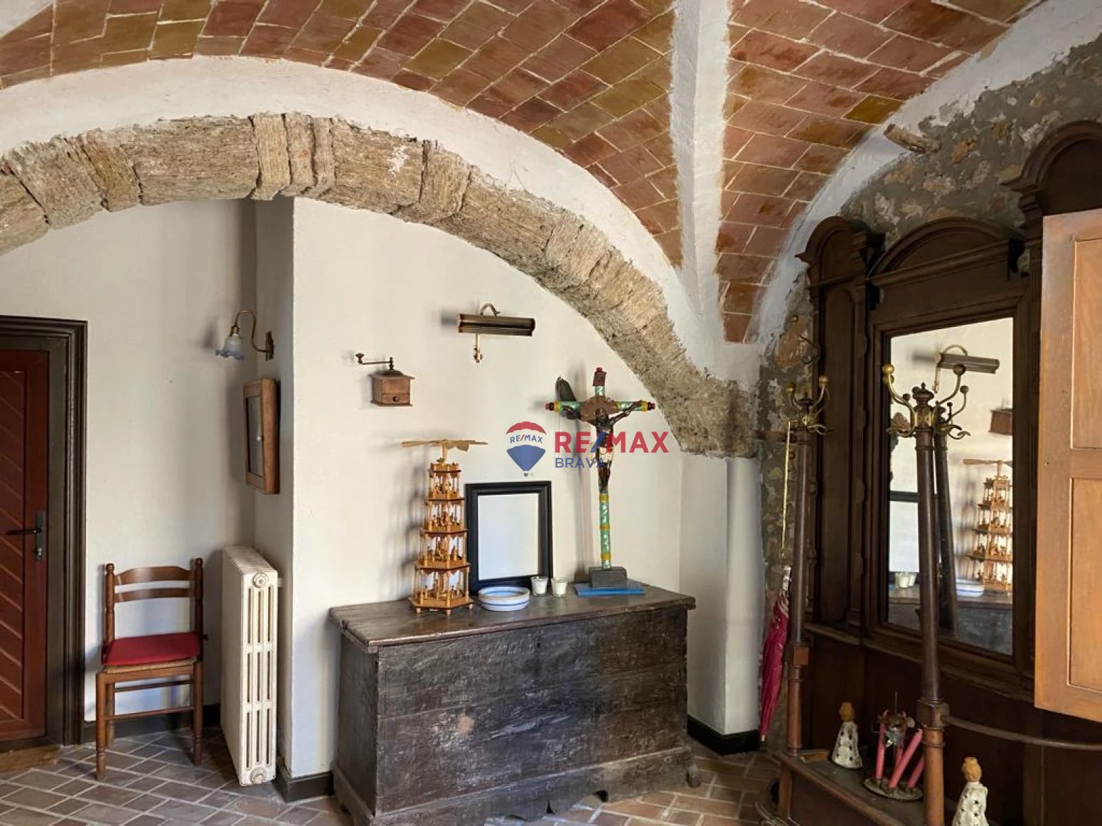 Casa de diseño antiguo en el centro del Pla de l´Estany