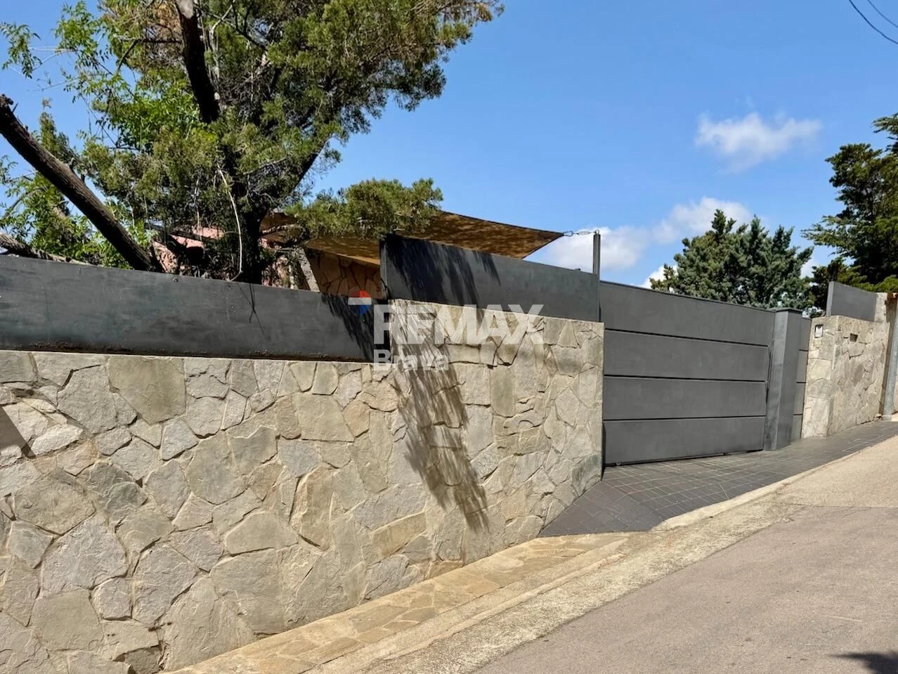 Fantastica villa en Roses con vistas al mar y Castillo de la Trinidad, piscina privada y garaje.