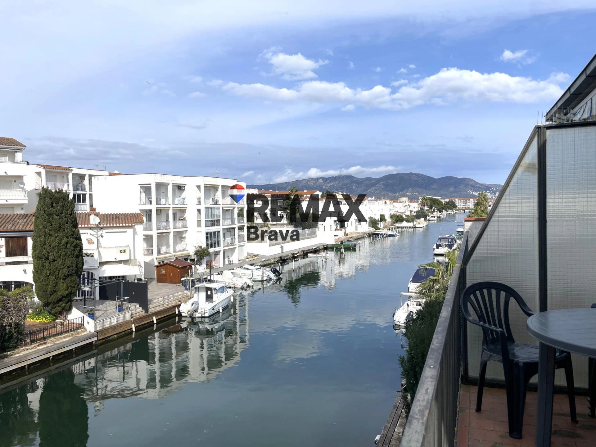 Luminoso apartamento con vistas al canal en Empuriabrava