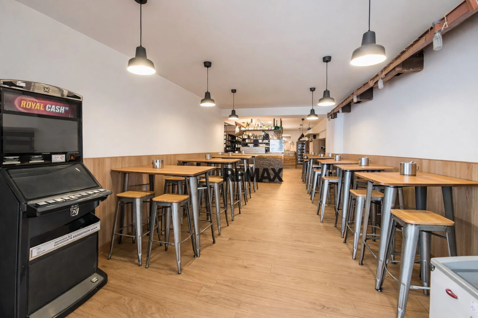 Restaurante Bar en traspaso en Empuriabrava en primera línea del mar