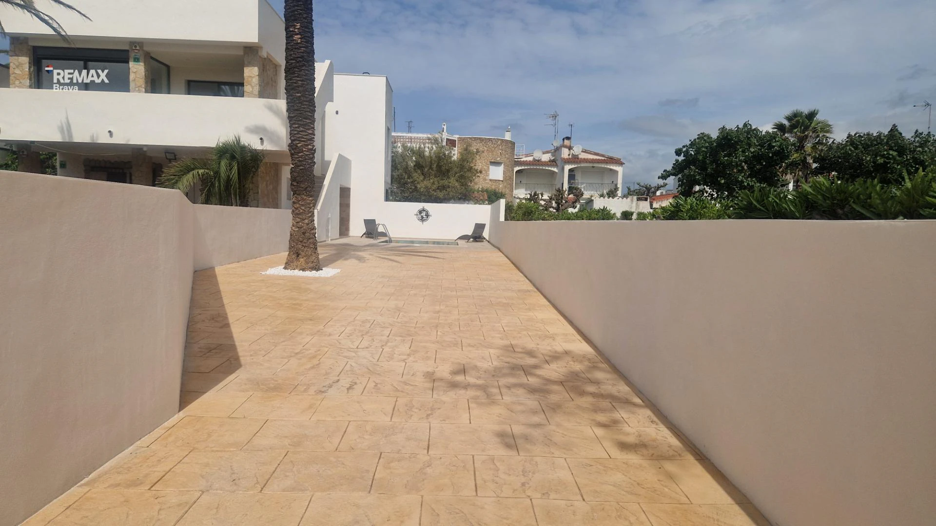 Apartamento con jardín y piscina propios en Empuriabrava