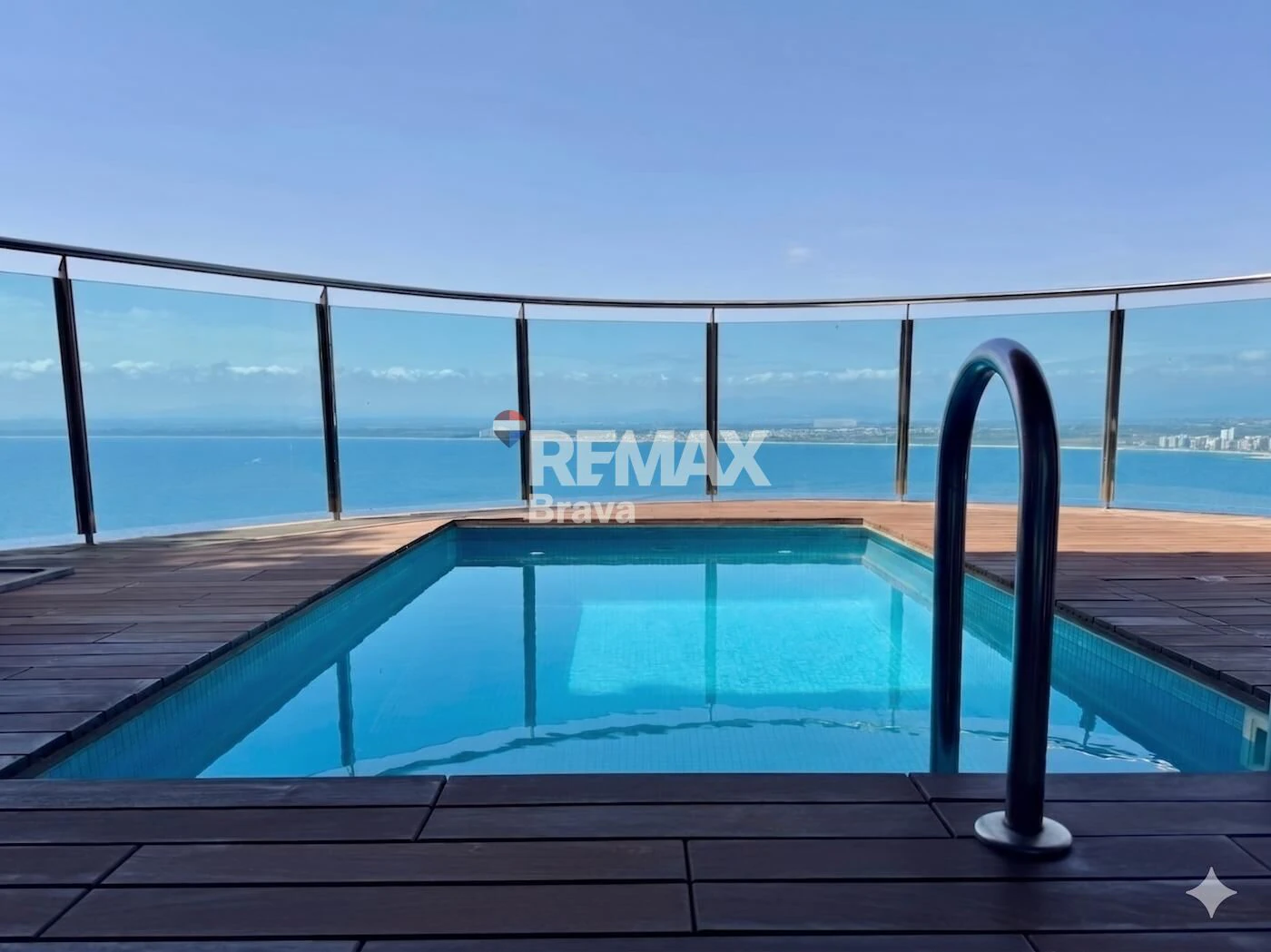 Fantastica villa en Roses con vistas al mar y Castillo de la Trinidad, piscina privada y garaje.