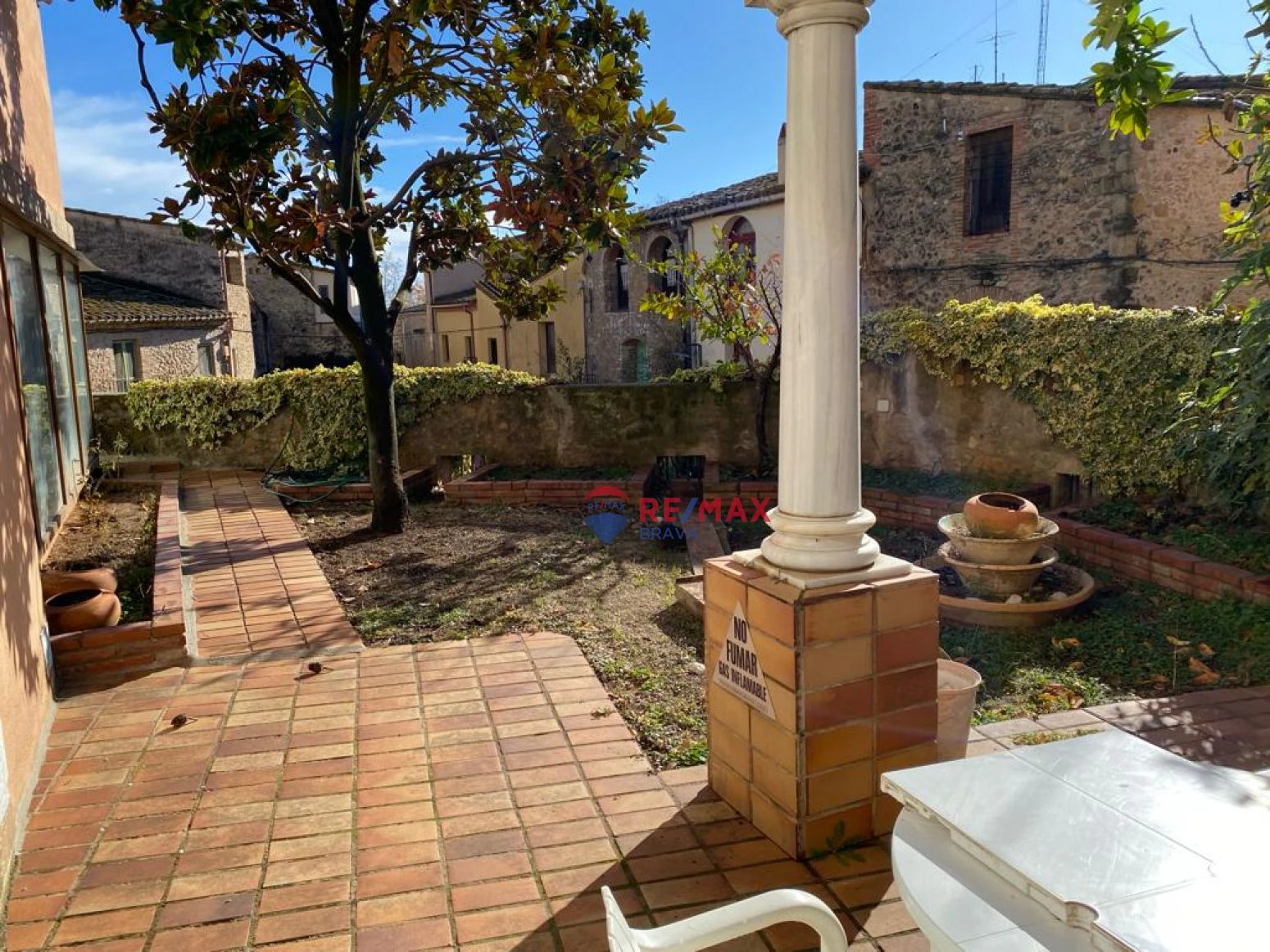 Casa de diseño antiguo en el centro del Pla de l´Estany