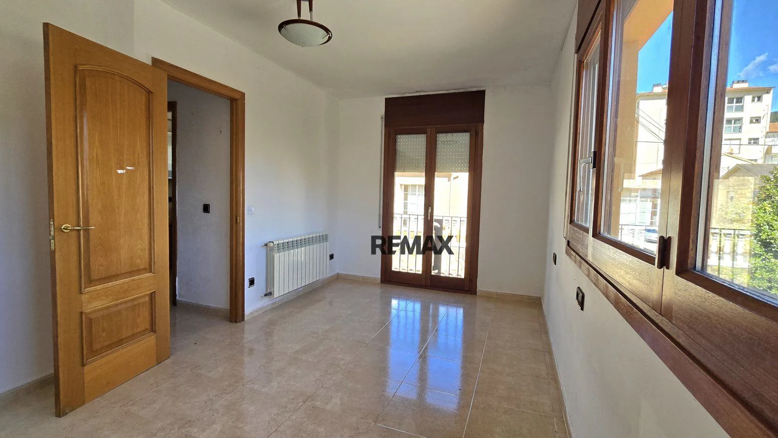 Casa pareada en Olot con 3 habitaciones, garaje y jardín