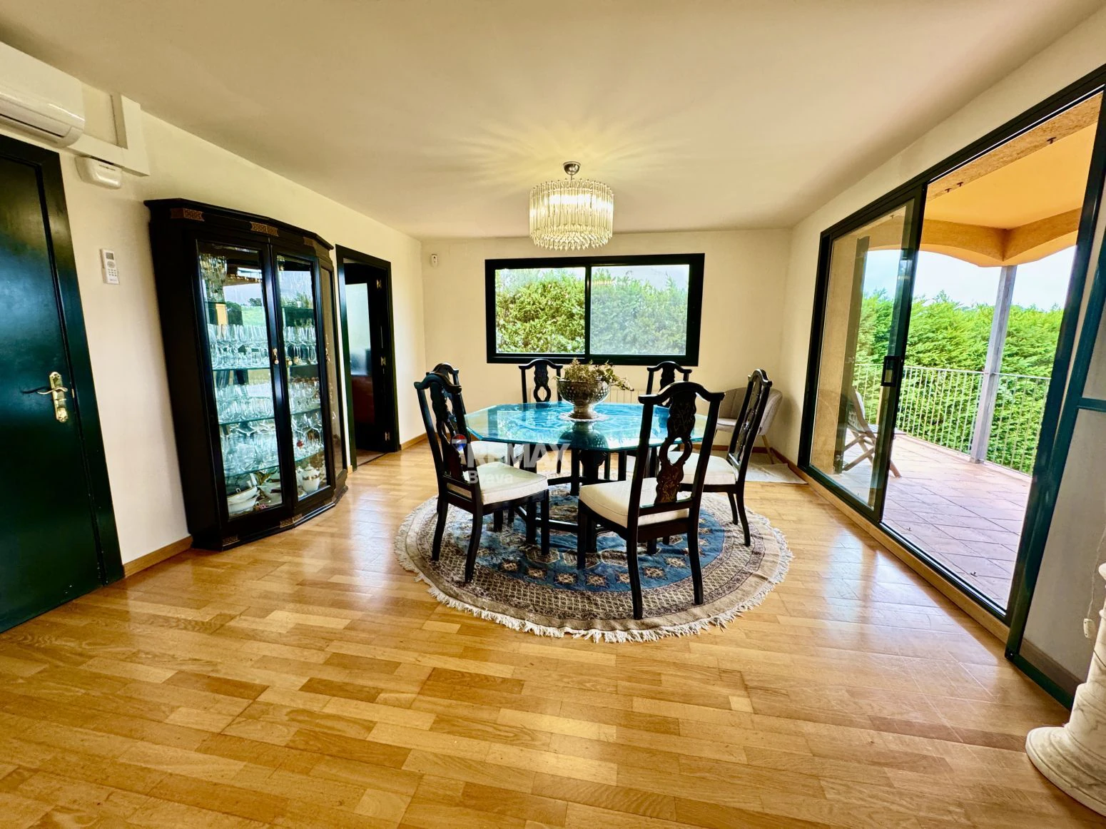 Exclusiva villa con piscina y vistas al golf a 15 minutos de Girona