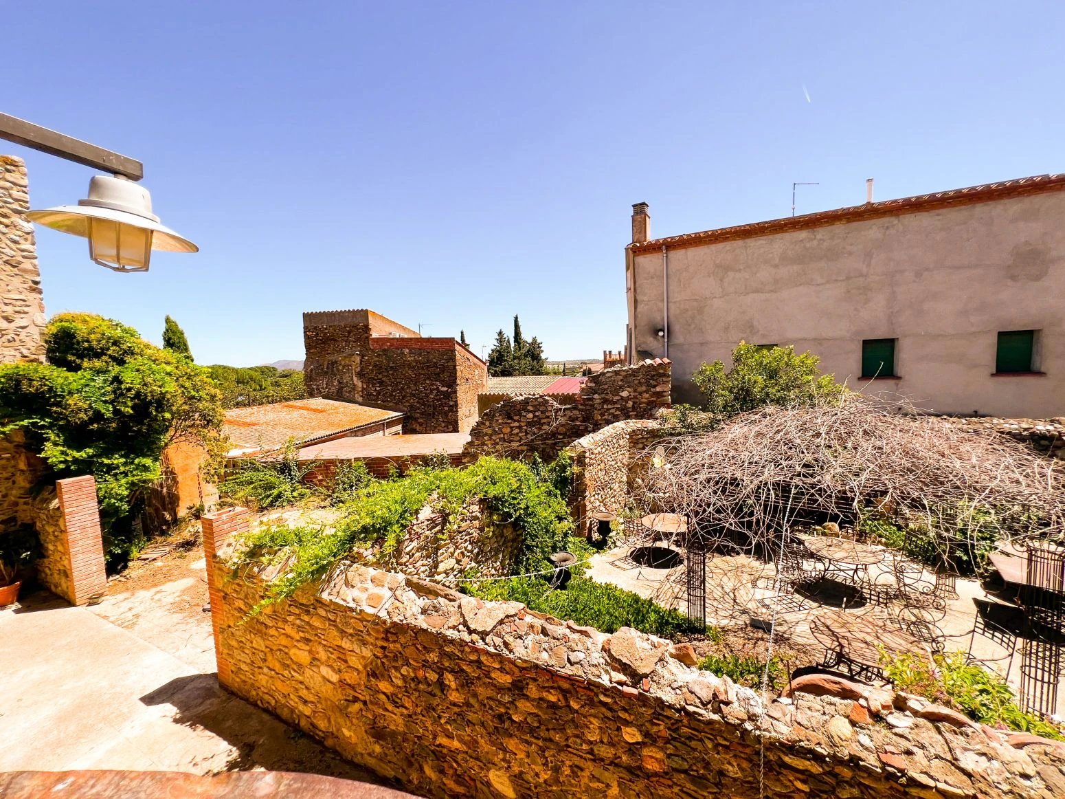 Histórica casa con terreno anexo en Mollet de Peralada con