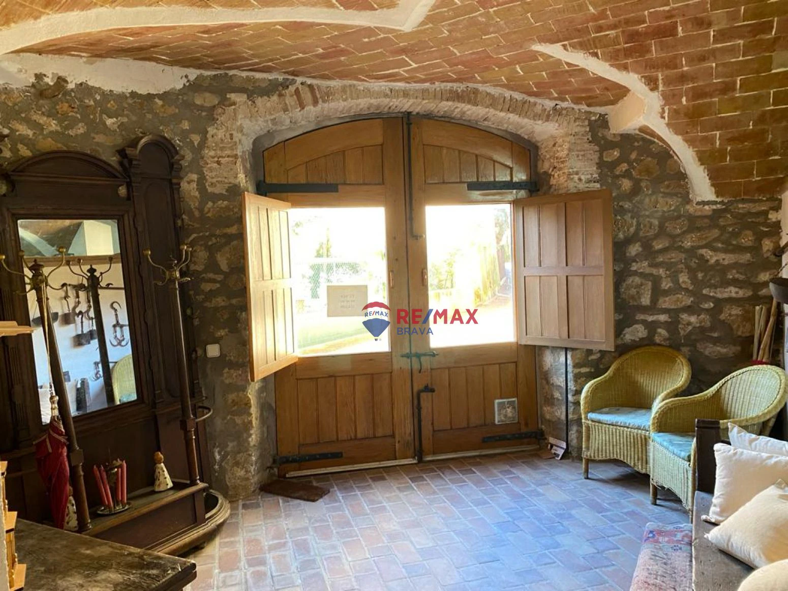 Casa de diseño antiguo en el centro del Pla de l´Estany