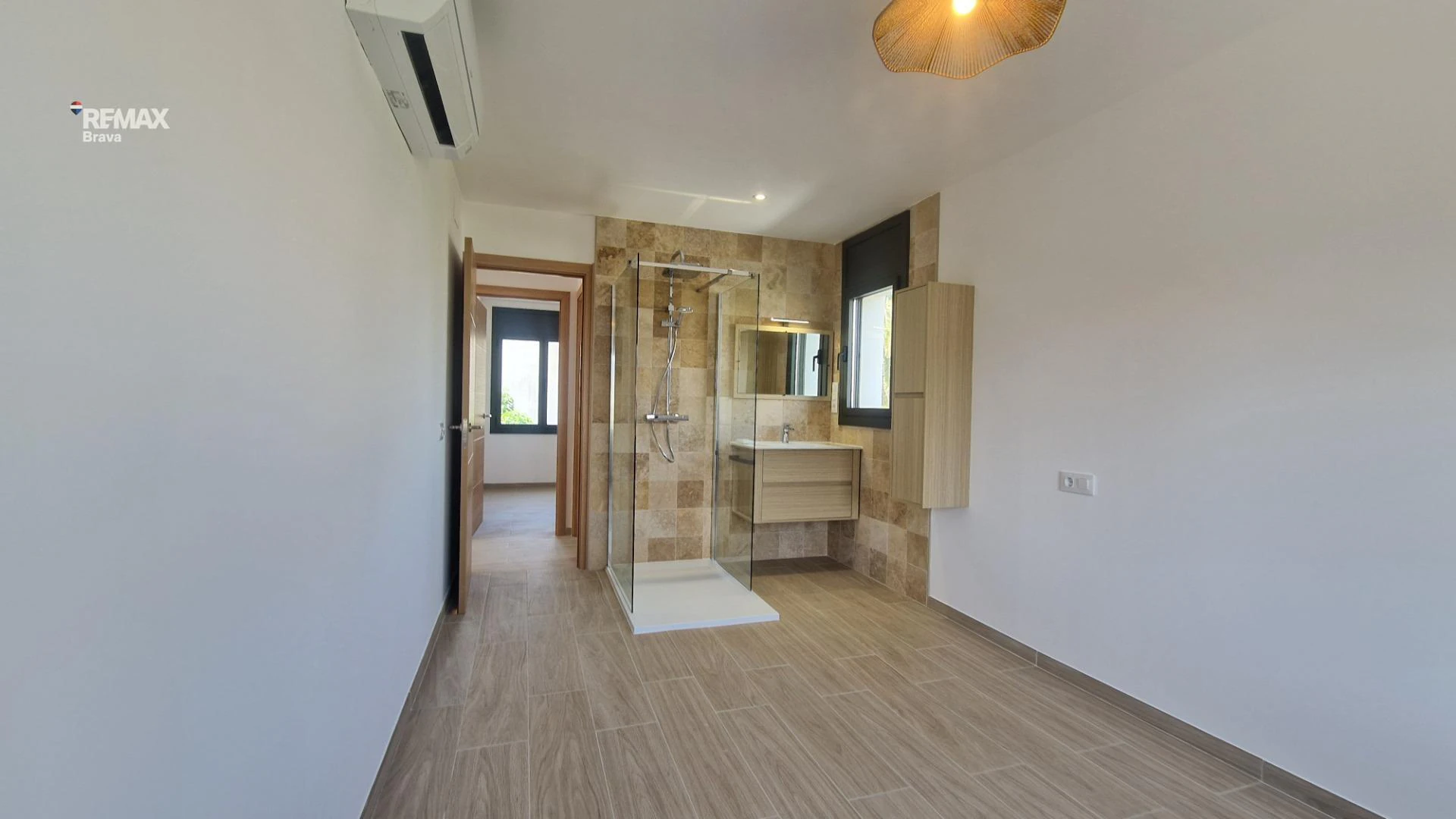 Apartamento con jardín y piscina propios en Empuriabrava