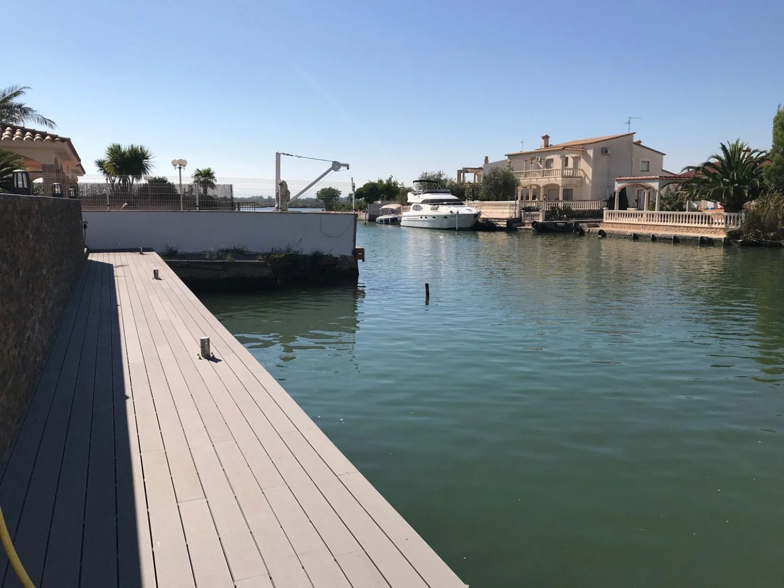 Villa al canal con 20 metros de amarre para catamaran