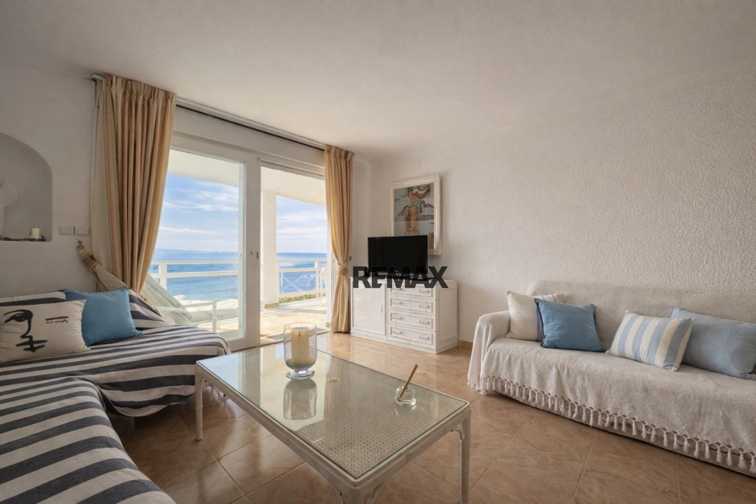 Magnífico apartamento con vistas al Mediterráneo, terraza y parking junto a la playa de Canyelles