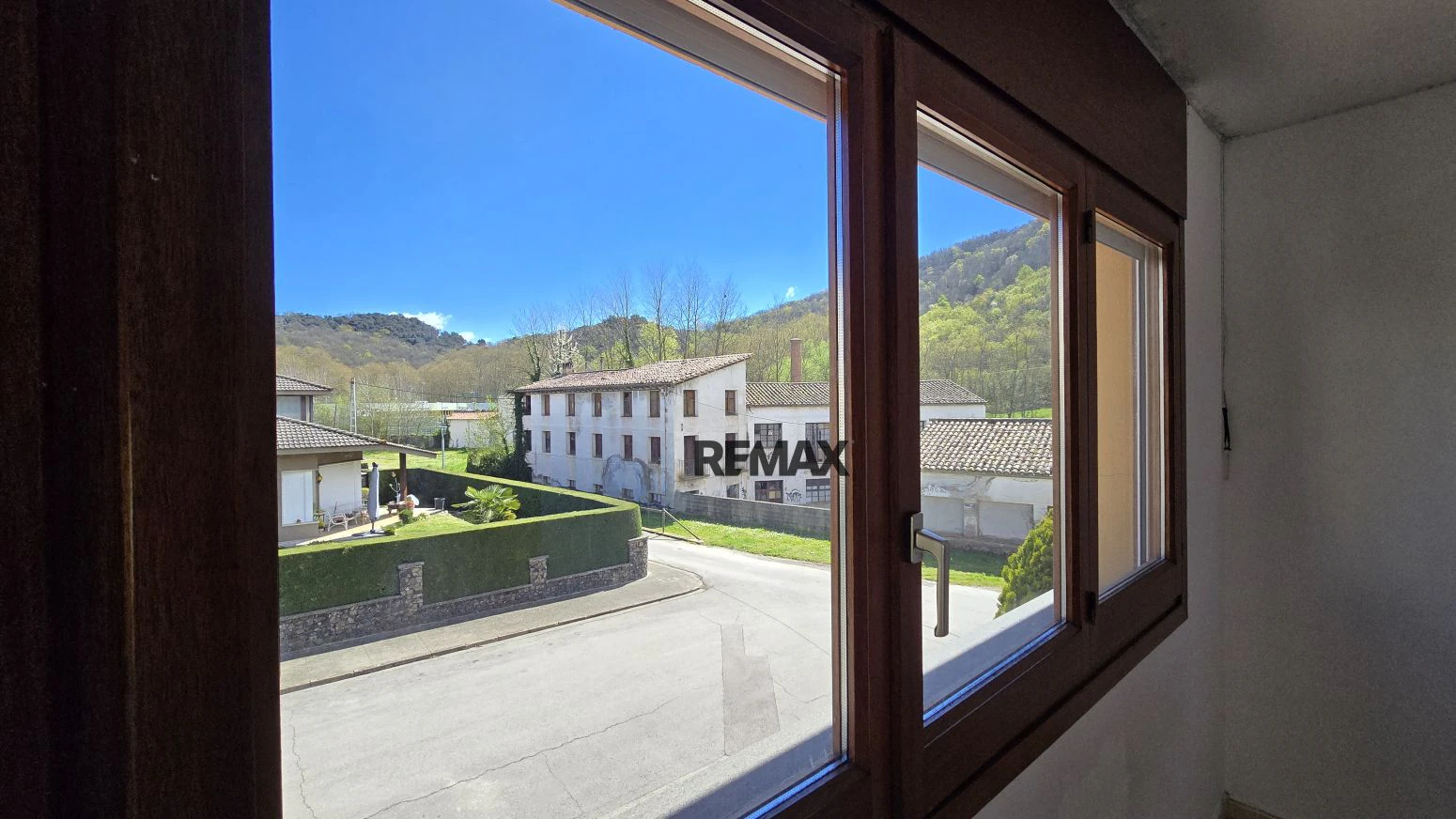 Casa pareada en Olot con 3 habitaciones, garaje y jardín