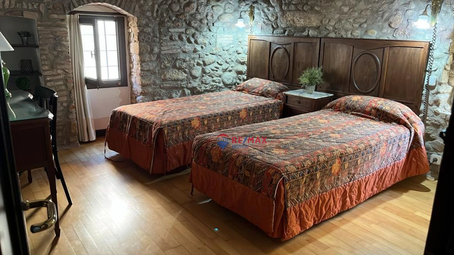 Casa de diseño antiguo en el centro del Pla de l´Estany