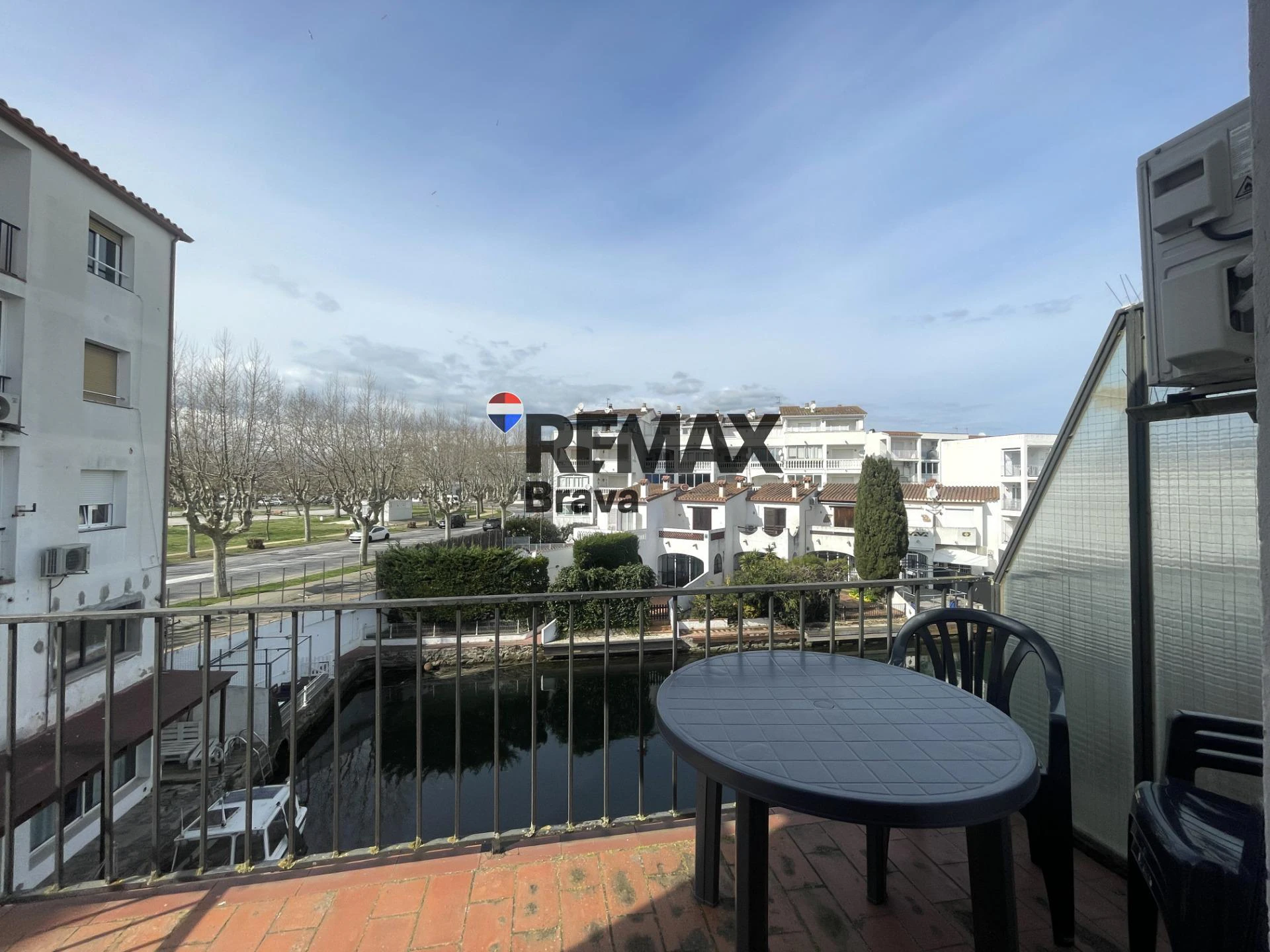 Luminoso apartamento con vistas al canal en Empuriabrava