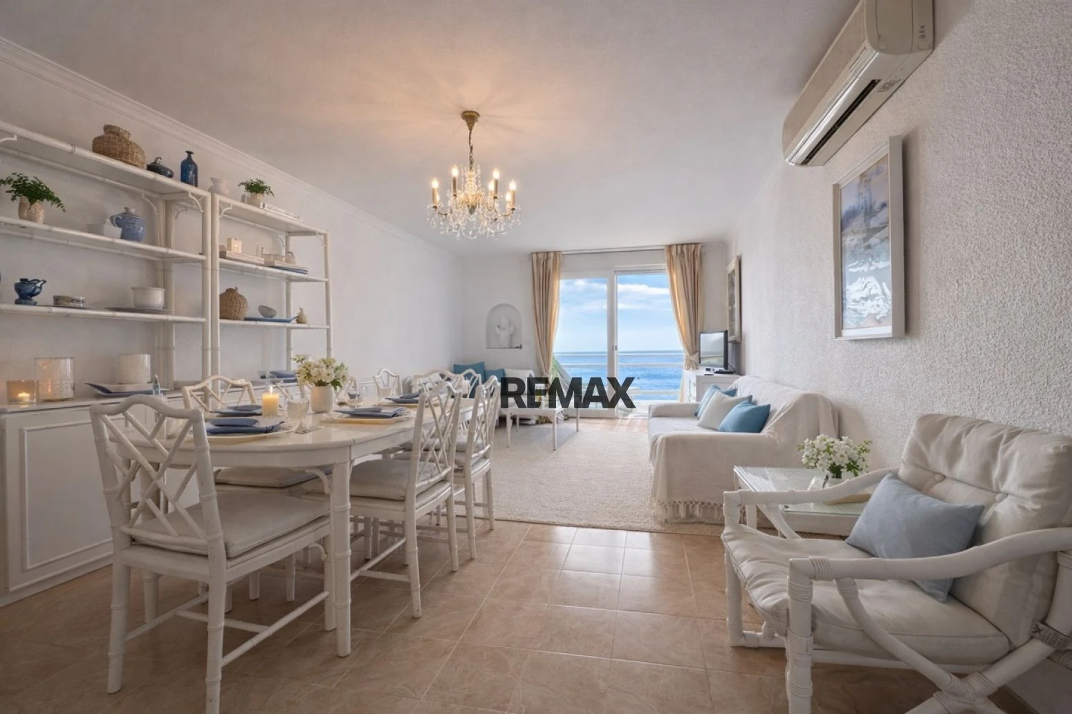 Magnífico apartamento con vistas al Mediterráneo, terraza y parking junto a la playa de Canyelles