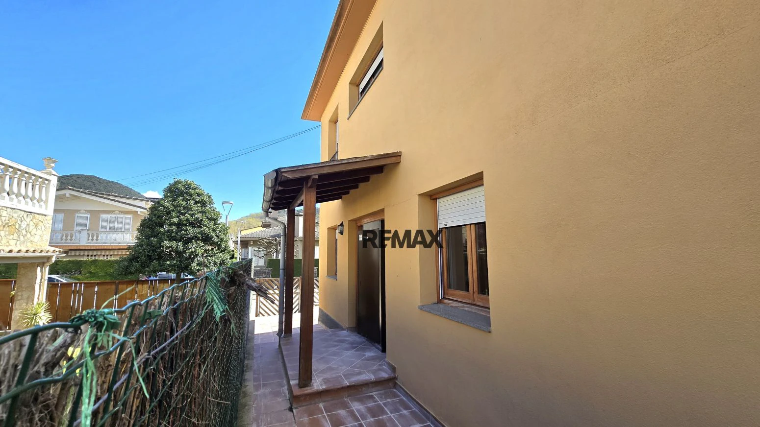 Casa pareada en Olot con 3 habitaciones, garaje y jardín