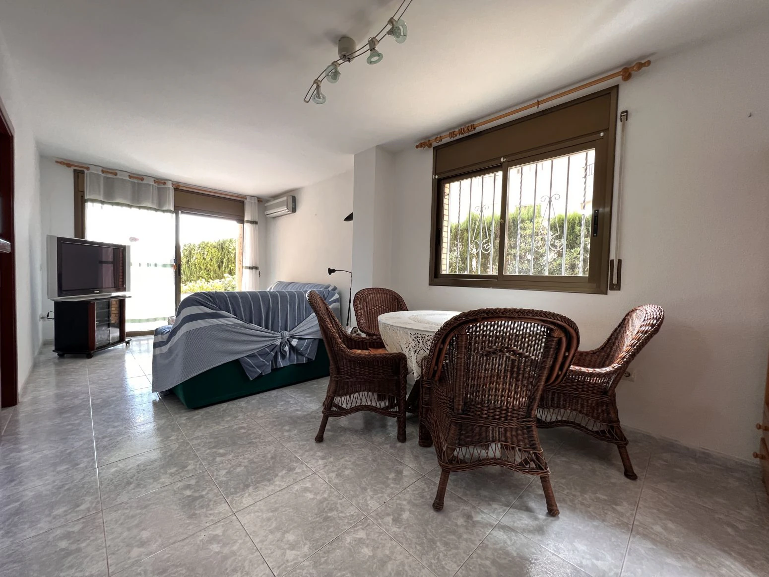 Precioso apartamento planta baja en Salatar, Roses, con una