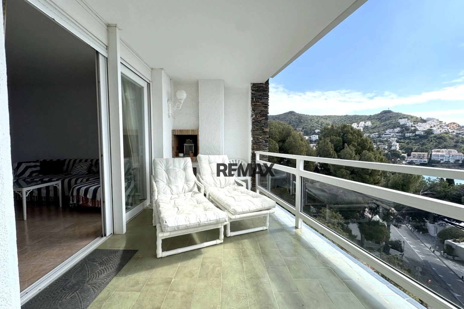 Magnífico apartamento con vistas al Mediterráneo, terraza y parking junto a la playa de Canyelles