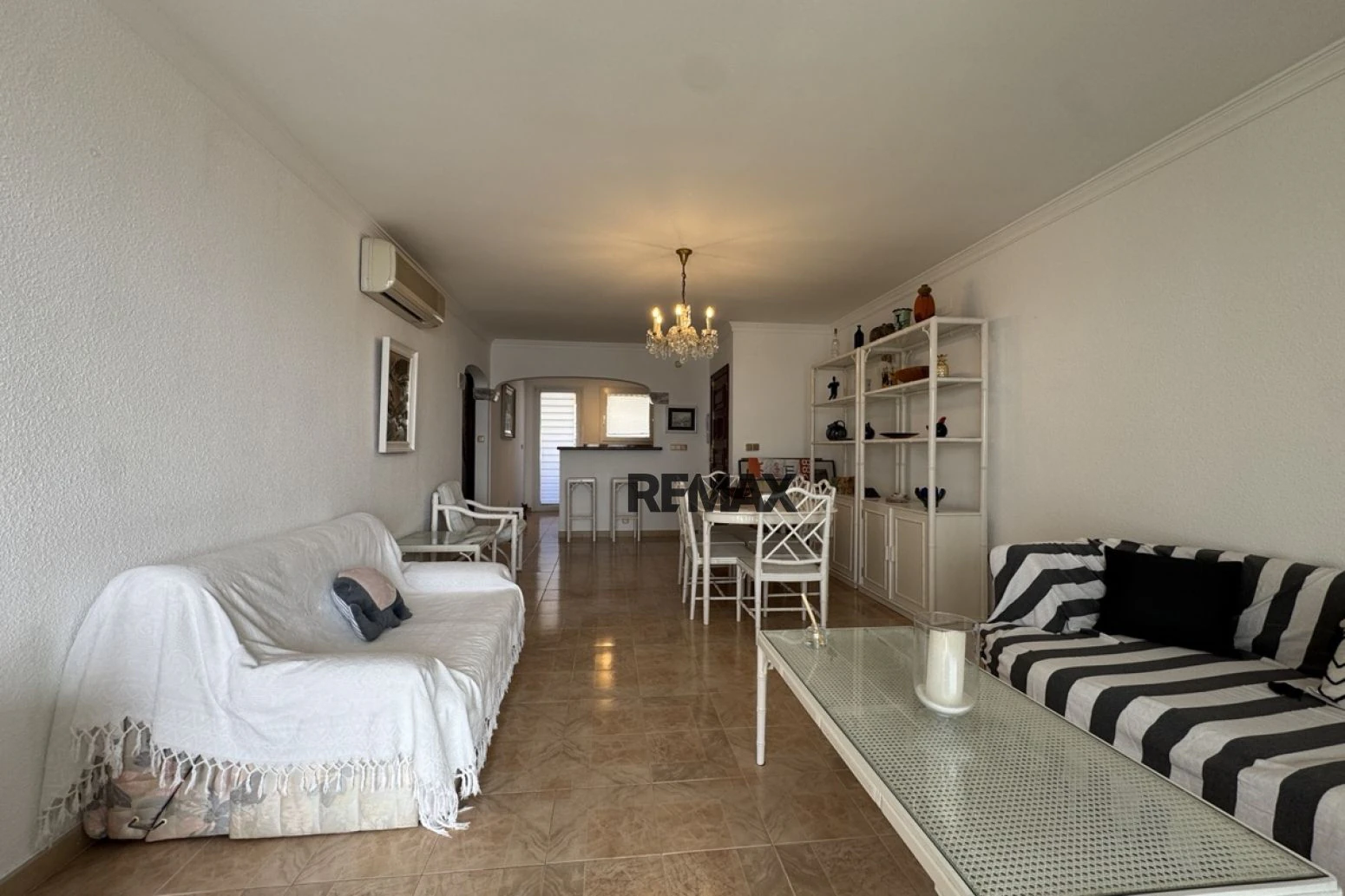 Magnífico apartamento con vistas al Mediterráneo, terraza y parking junto a la playa de Canyelles