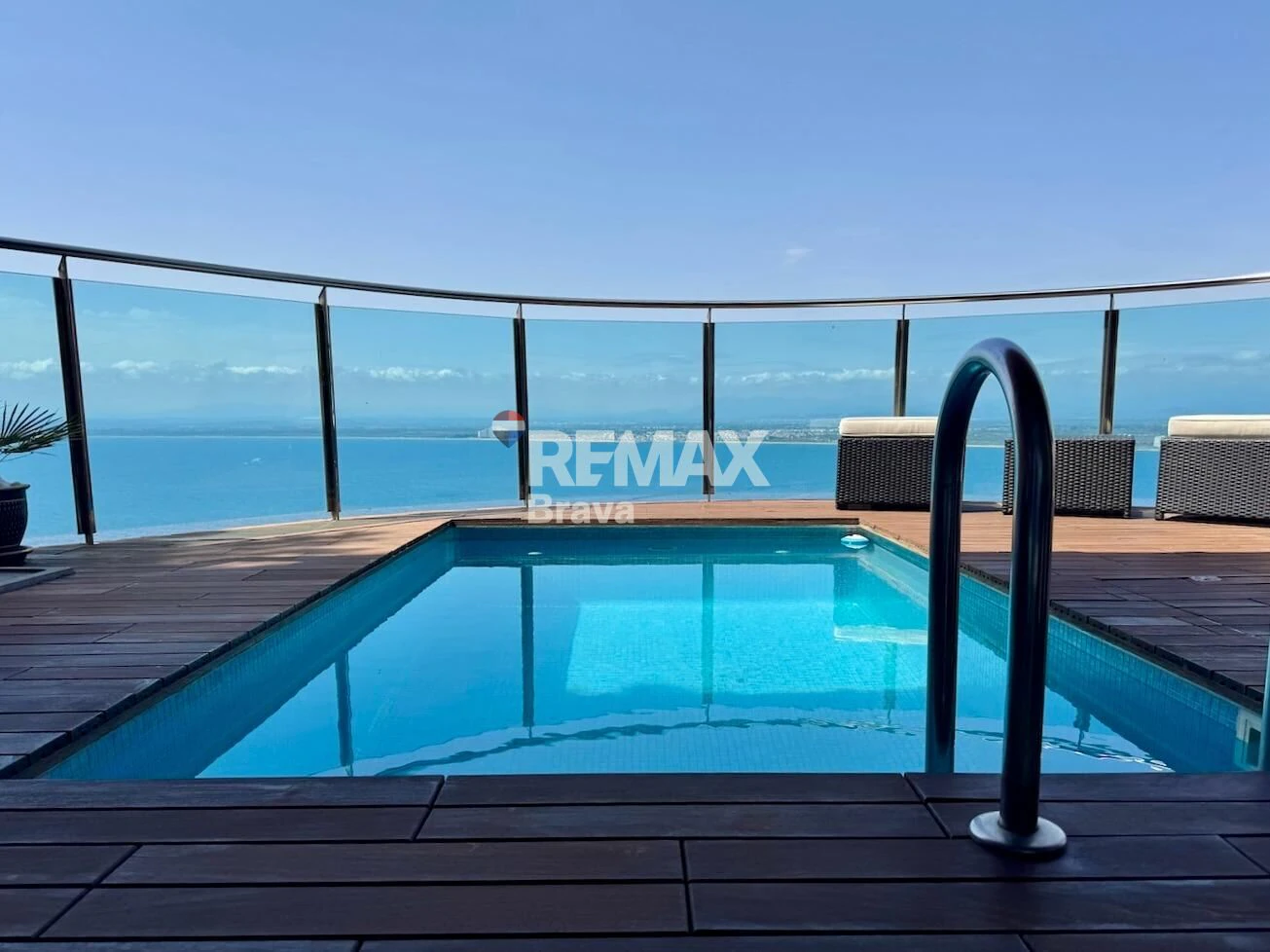 Fantastica villa en Roses con vistas al mar y Castillo de la Trinidad, piscina privada y garaje.