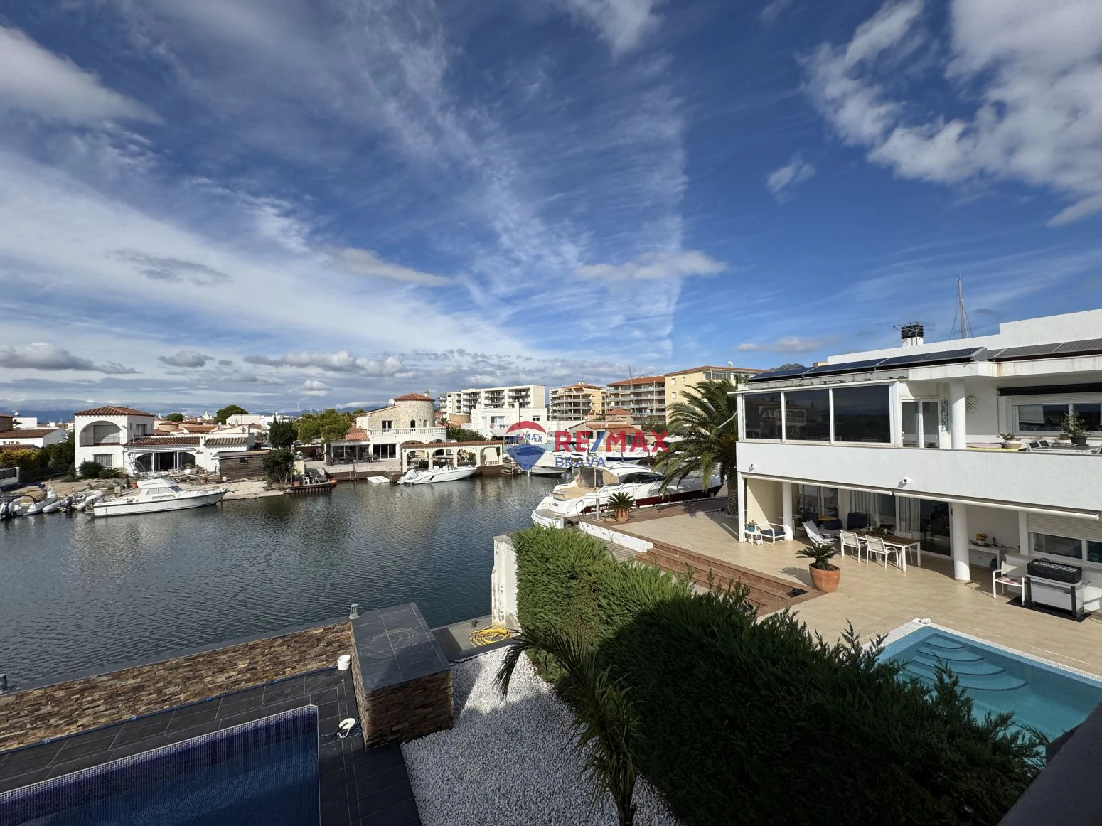 Villa al canal con 20 metros de amarre para catamaran