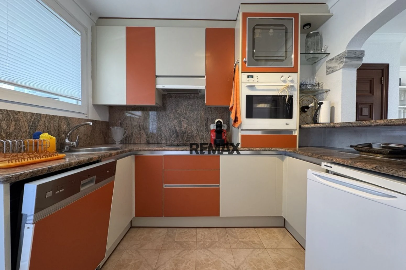Magnífico apartamento con vistas al Mediterráneo, terraza y parking junto a la playa de Canyelles
