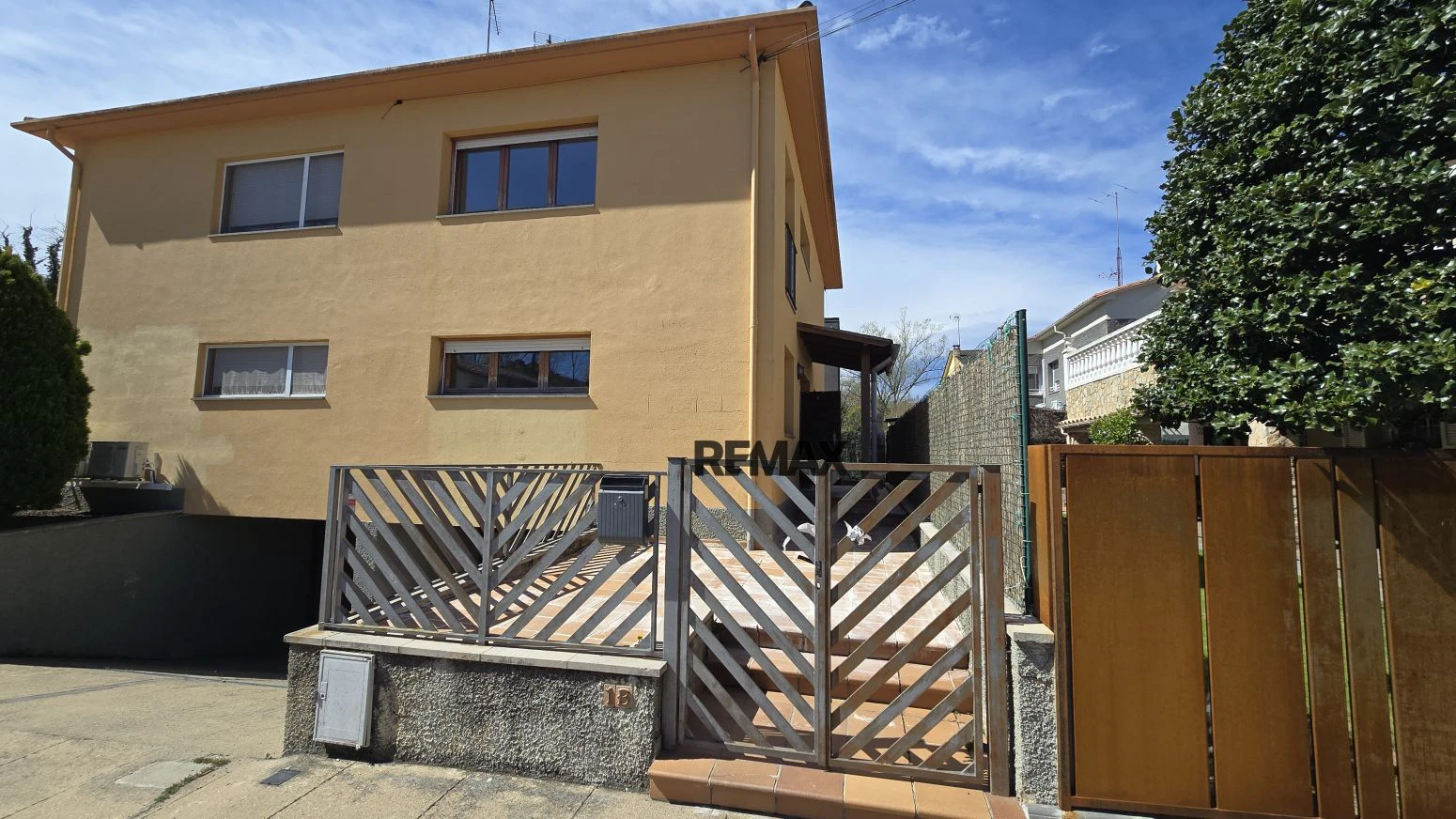 Casa pareada en Olot con 3 habitaciones, garaje y jardín