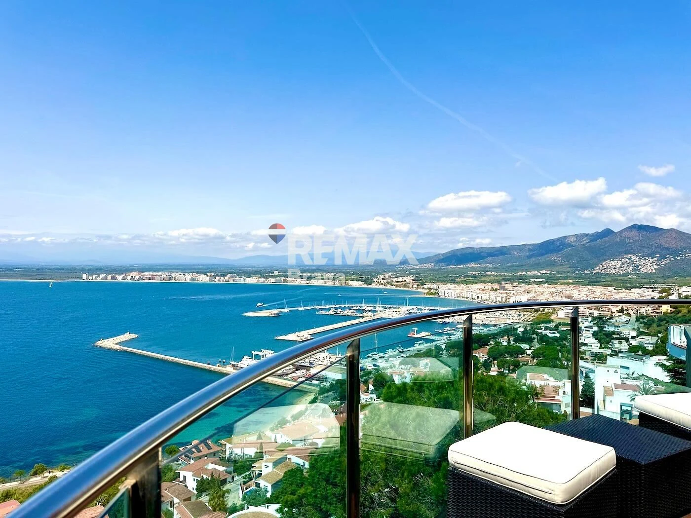 Fantastica villa en Roses con vistas al mar y Castillo de la Trinidad, piscina privada y garaje.