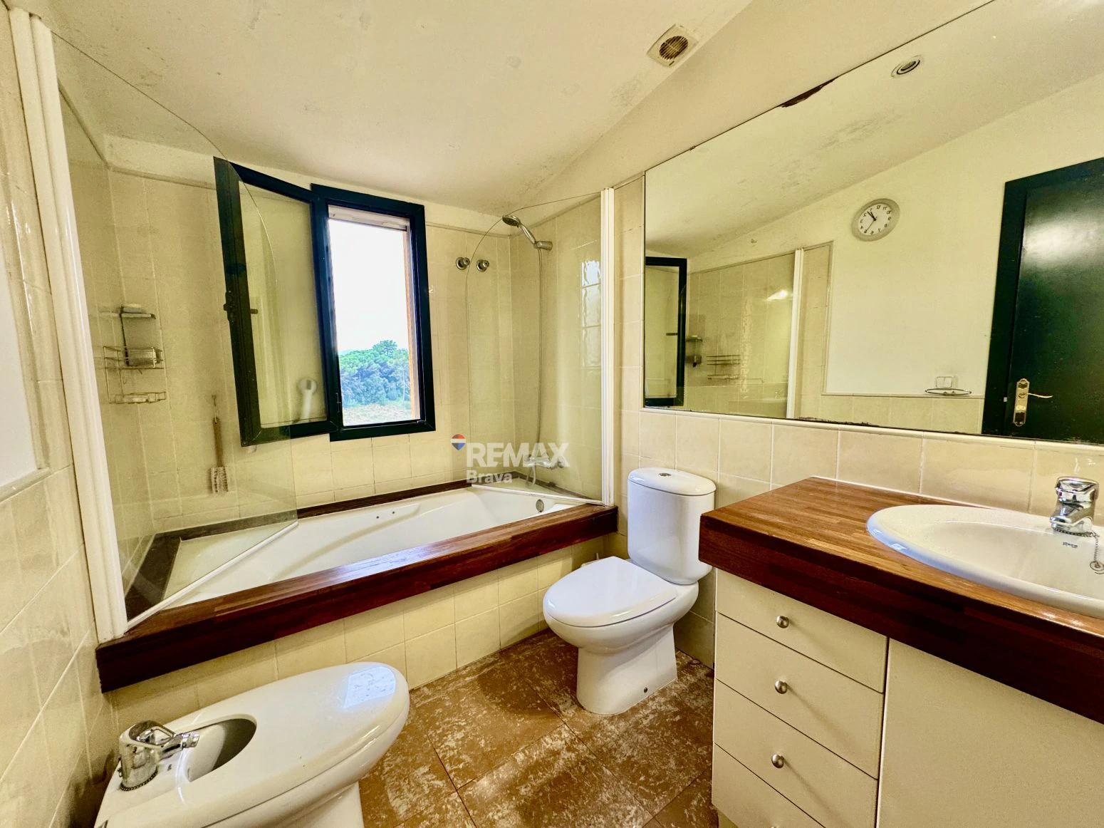 Exclusiva villa con piscina y vistas al golf a 15 minutos de Girona