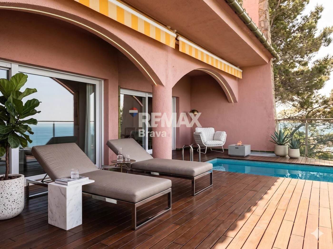 Fantastica villa en Roses con vistas al mar y Castillo de la Trinidad, piscina privada y garaje.