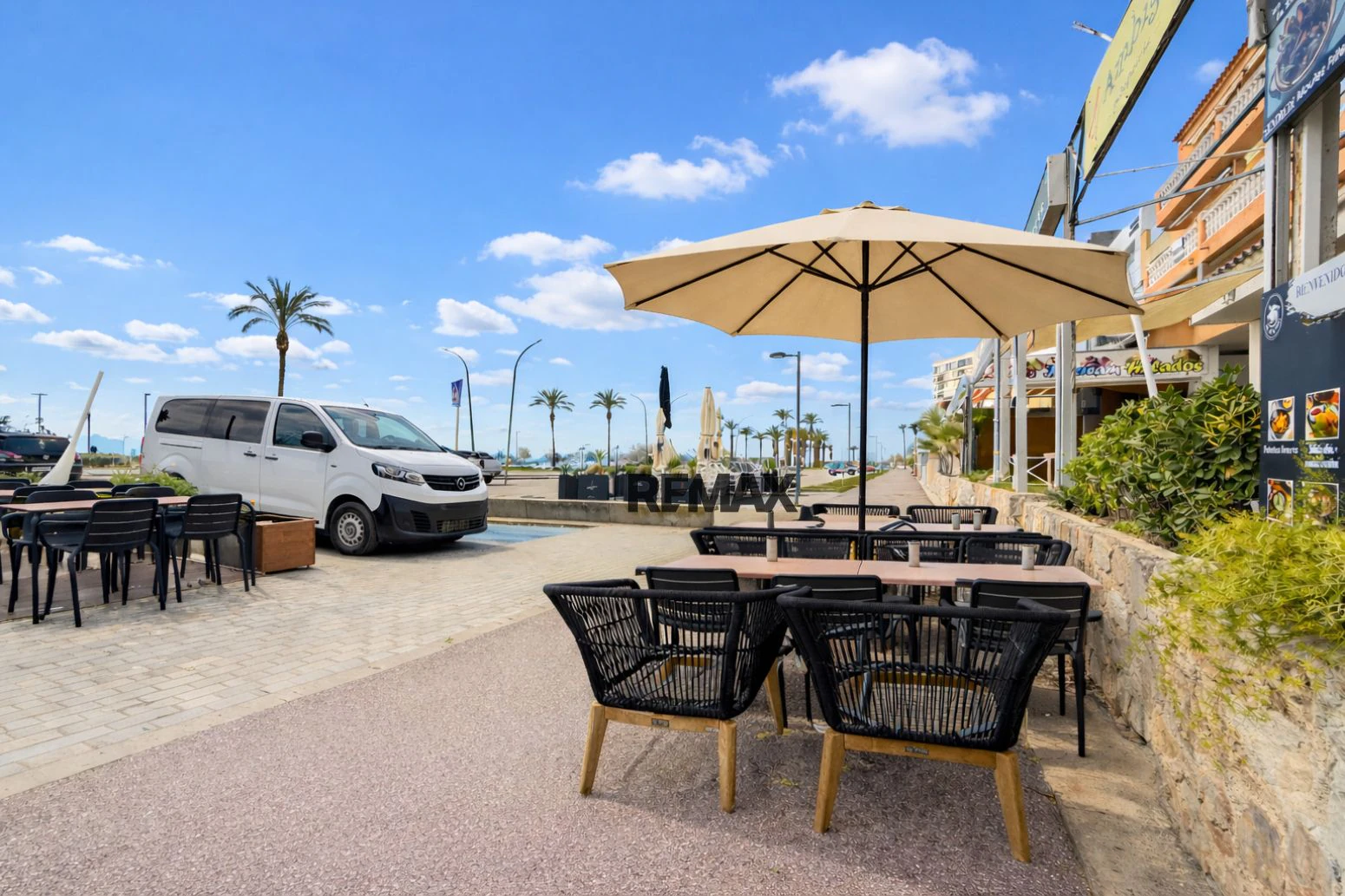 Restaurante Bar en traspaso en Empuriabrava en primera línea del mar