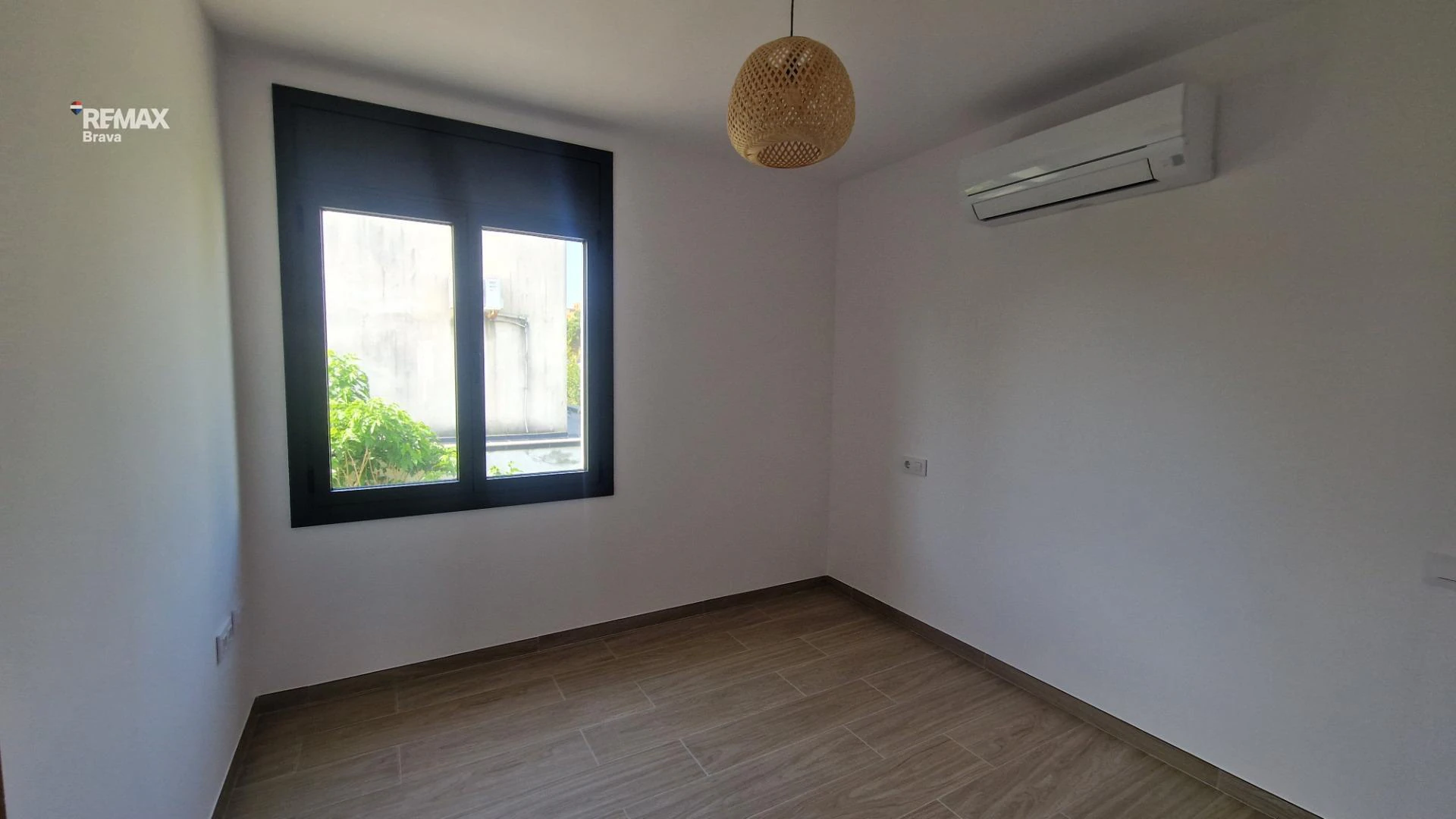 Apartamento con jardín y piscina propios en Empuriabrava