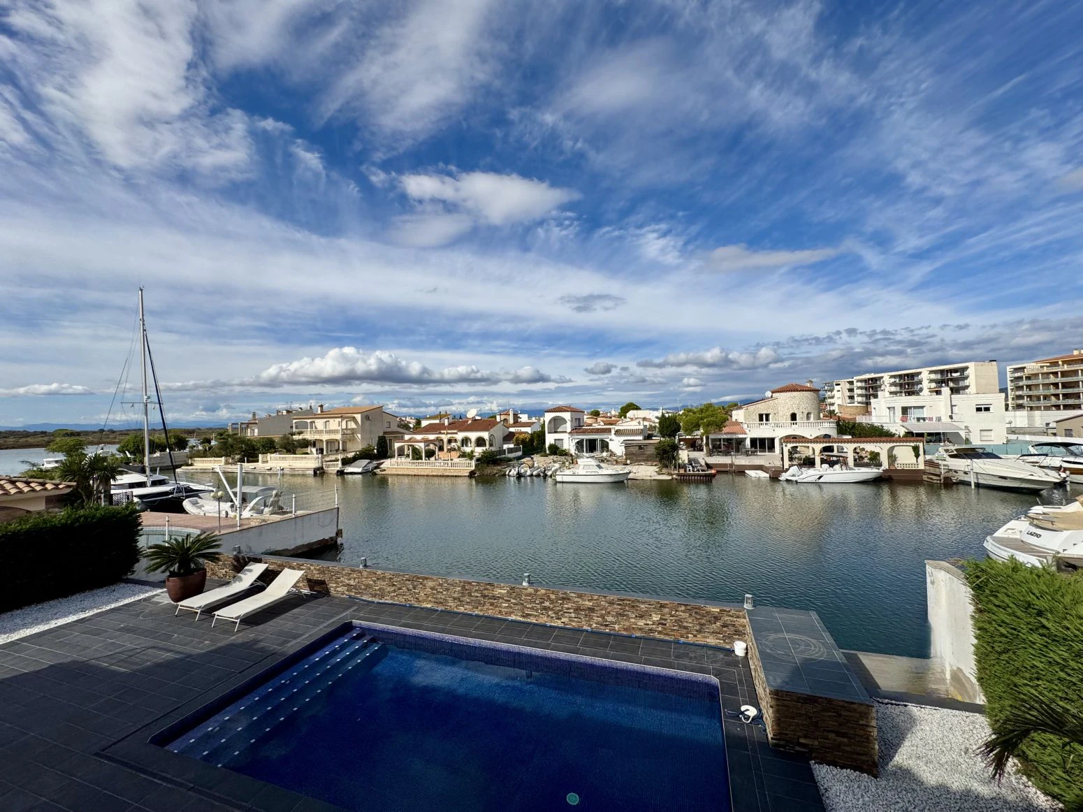 Villa al canal con 20 metros de amarre para catamaran