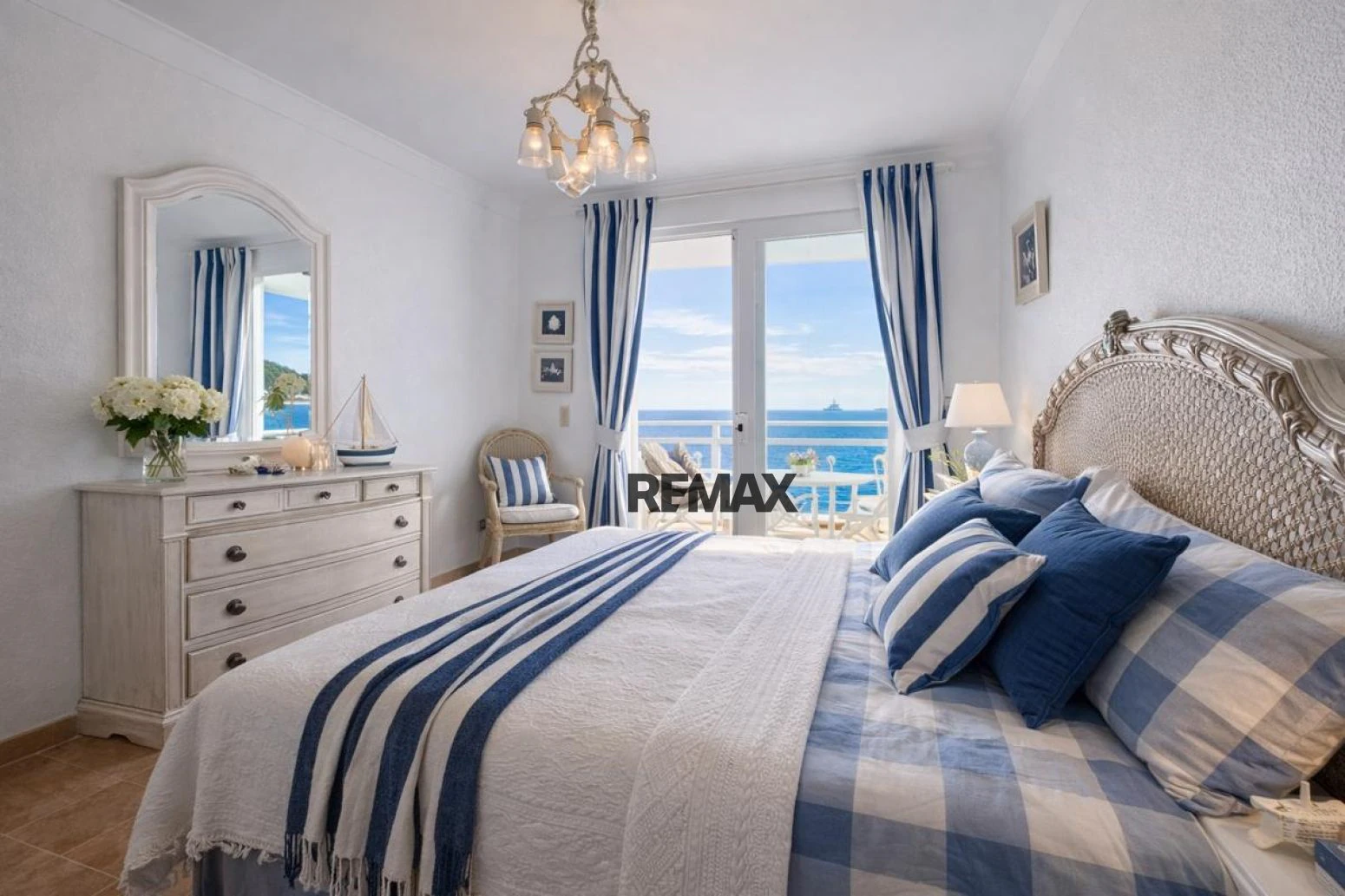Magnífico apartamento con vistas al Mediterráneo, terraza y parking junto a la playa de Canyelles