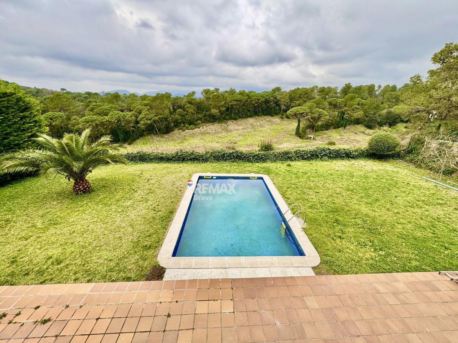 Exclusiva villa con piscina y vistas al golf a 15 minutos de Girona