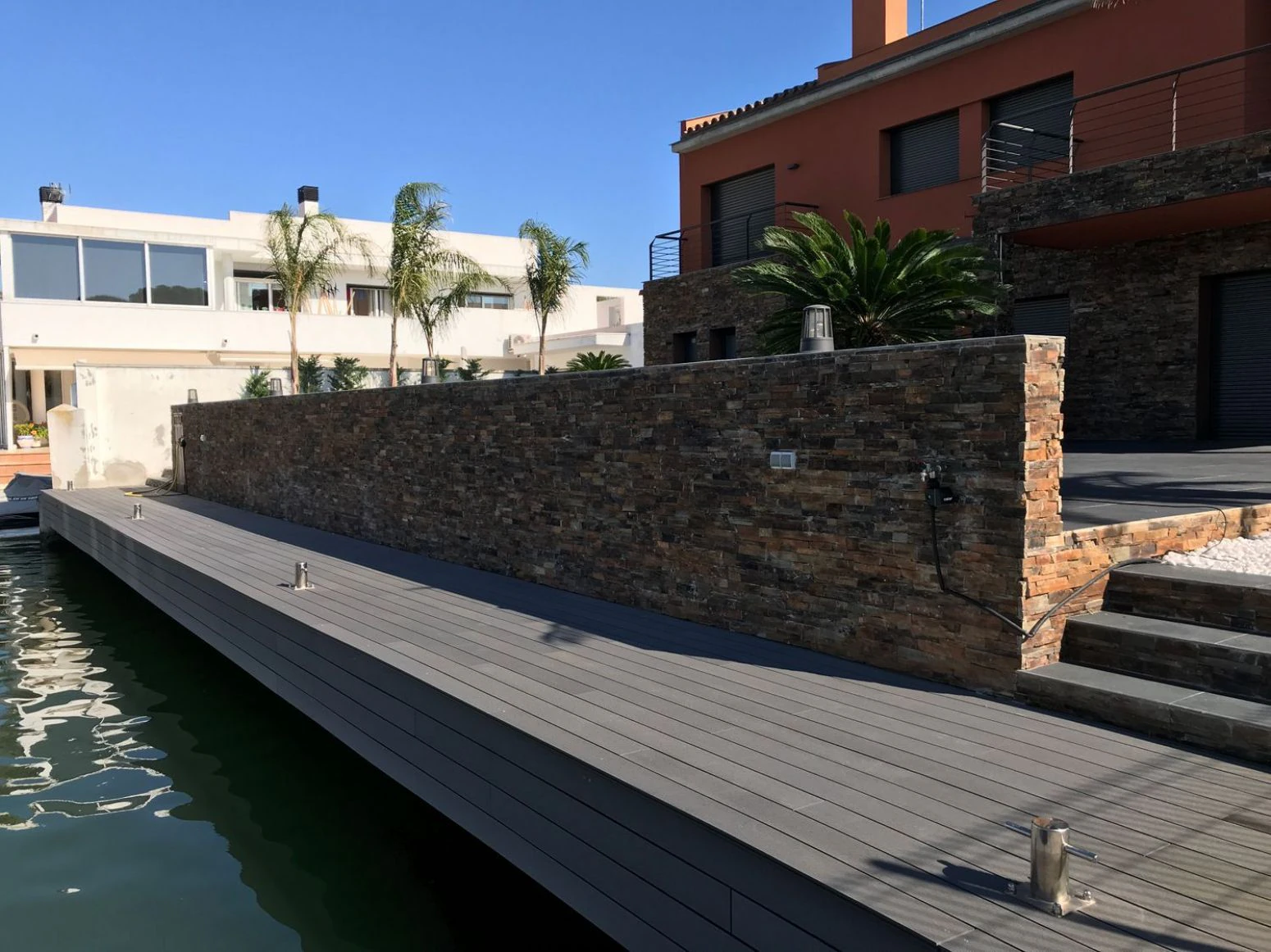 Villa al canal con 20 metros de amarre para catamaran