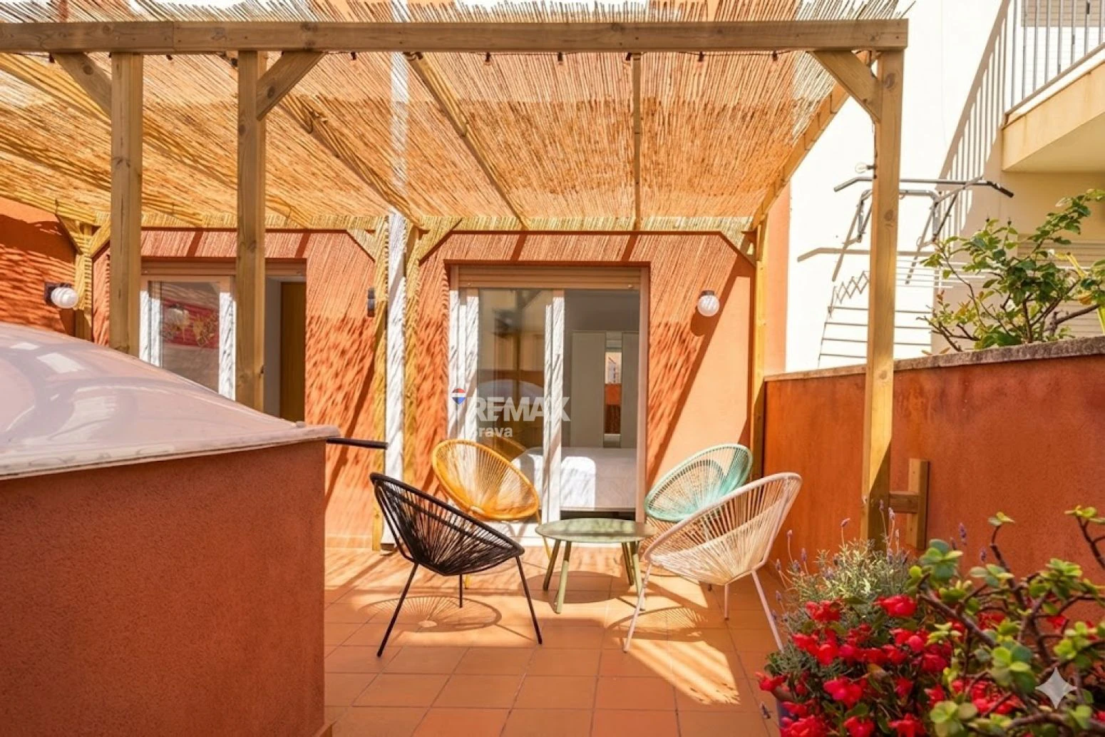 Luminoso apartamento con licencia turística, gran terraza y parking a pocos metros de la playa de Roses