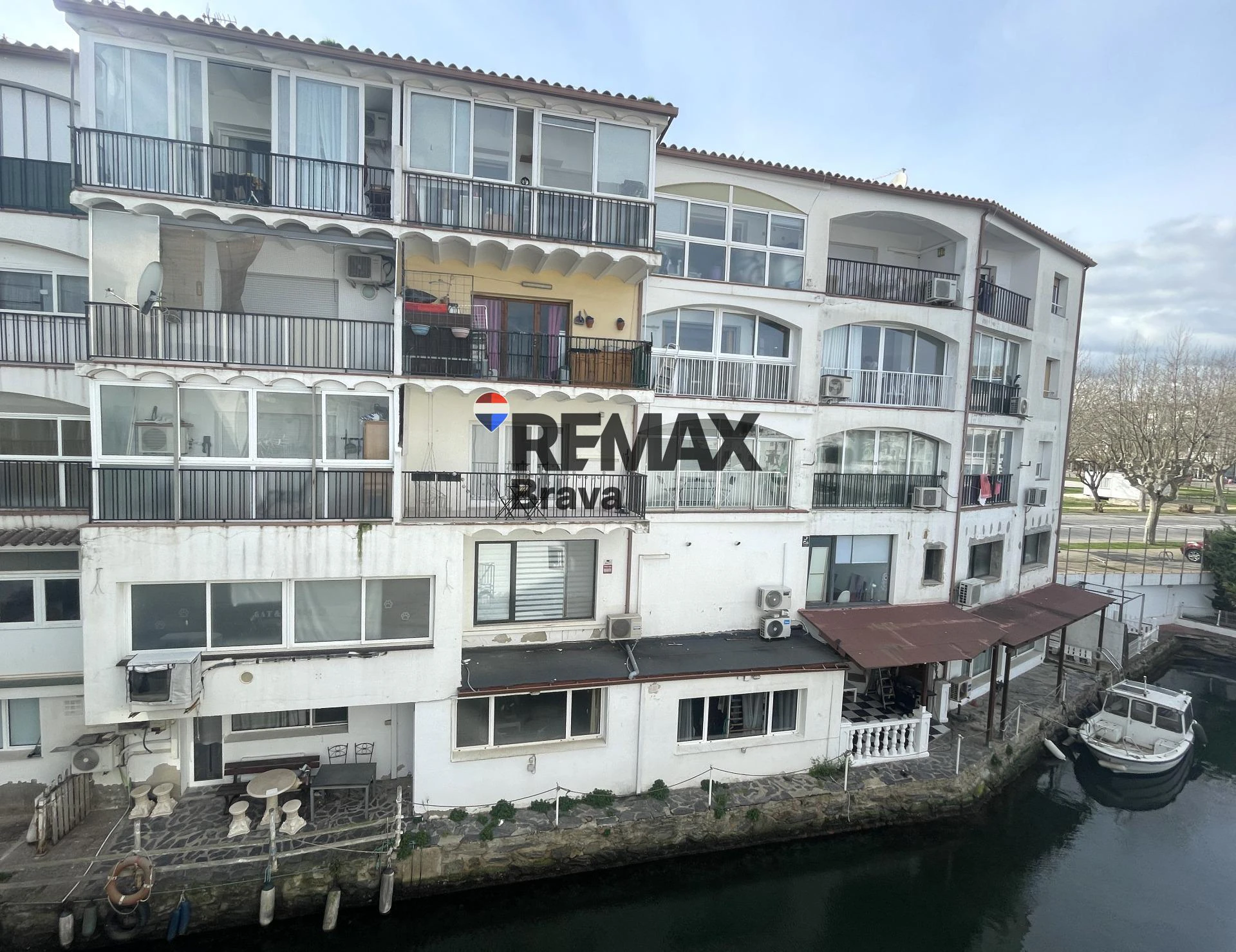 Luminoso apartamento con vistas al canal en Empuriabrava