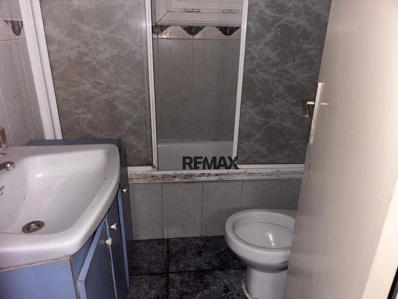 Amplio piso de 4 habitaciones para reformar en Sant Narcís, Girona