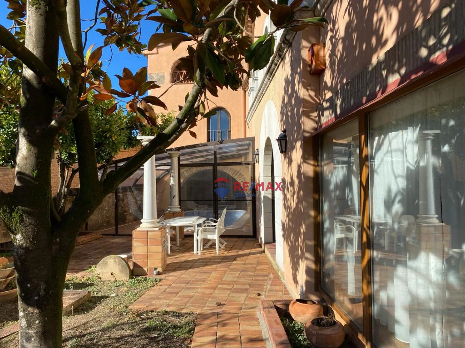 Casa de diseño antiguo en el centro del Pla de l´Estany