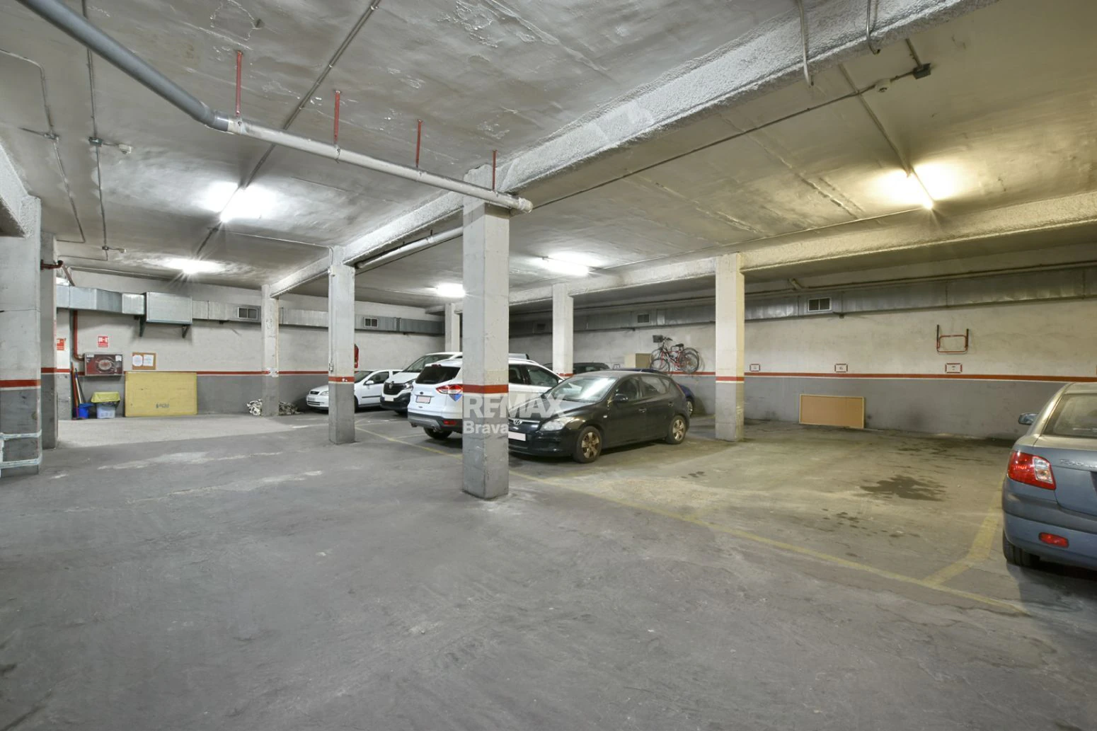 Plaza de parking en La Gavarra, Cornellà de Llobregat – Comodidad y excelente ubicación
