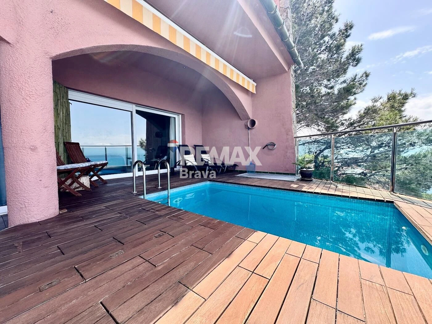 Fantastica villa en Roses con vistas al mar y Castillo de la Trinidad, piscina privada y garaje.