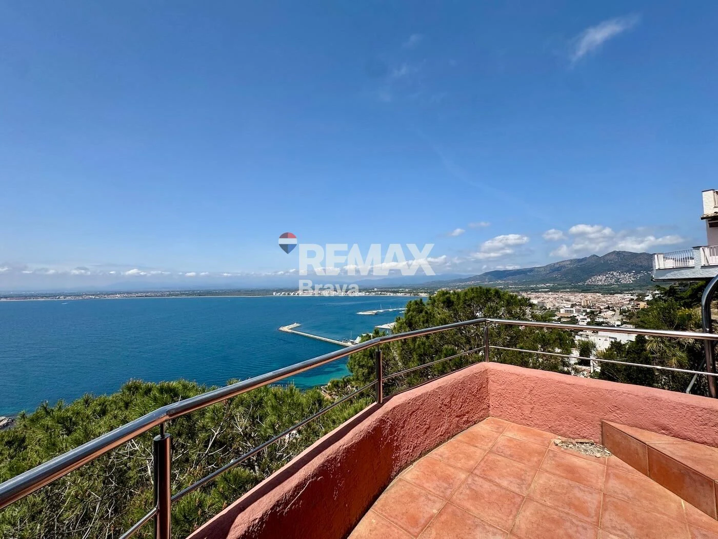 Fantastica villa en Roses con vistas al mar y Castillo de la Trinidad, piscina privada y garaje.