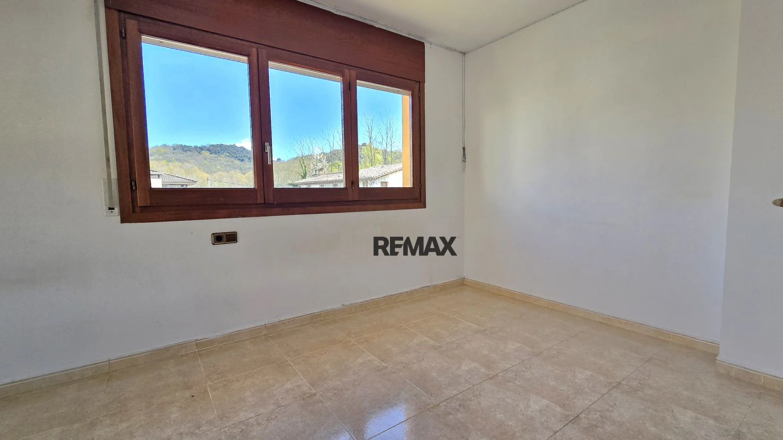 Casa pareada en Olot con 3 habitaciones, garaje y jardín