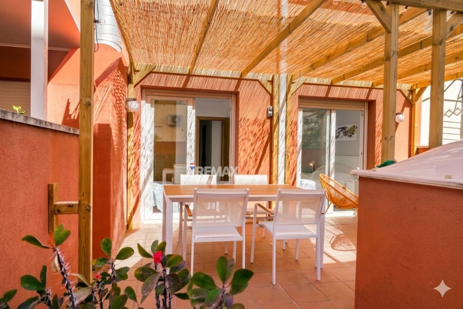 Luminoso apartamento con licencia turística, gran terraza y parking a pocos metros de la playa de Roses